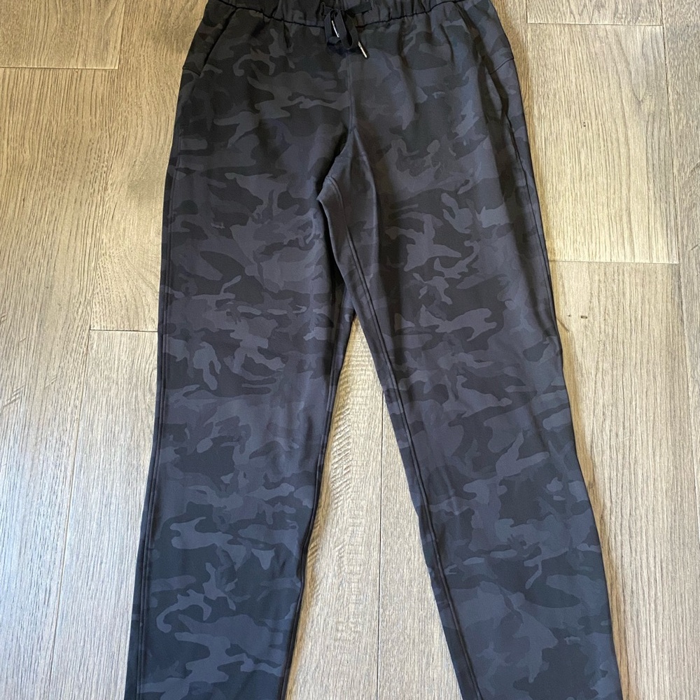 EUC Lululemon Women’s “On the Fly”Black Charcoal Camo pants, luxtreme fabric , 4